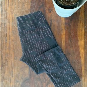 Zella 3/4 crop legging with mesh cutouts. Sz small